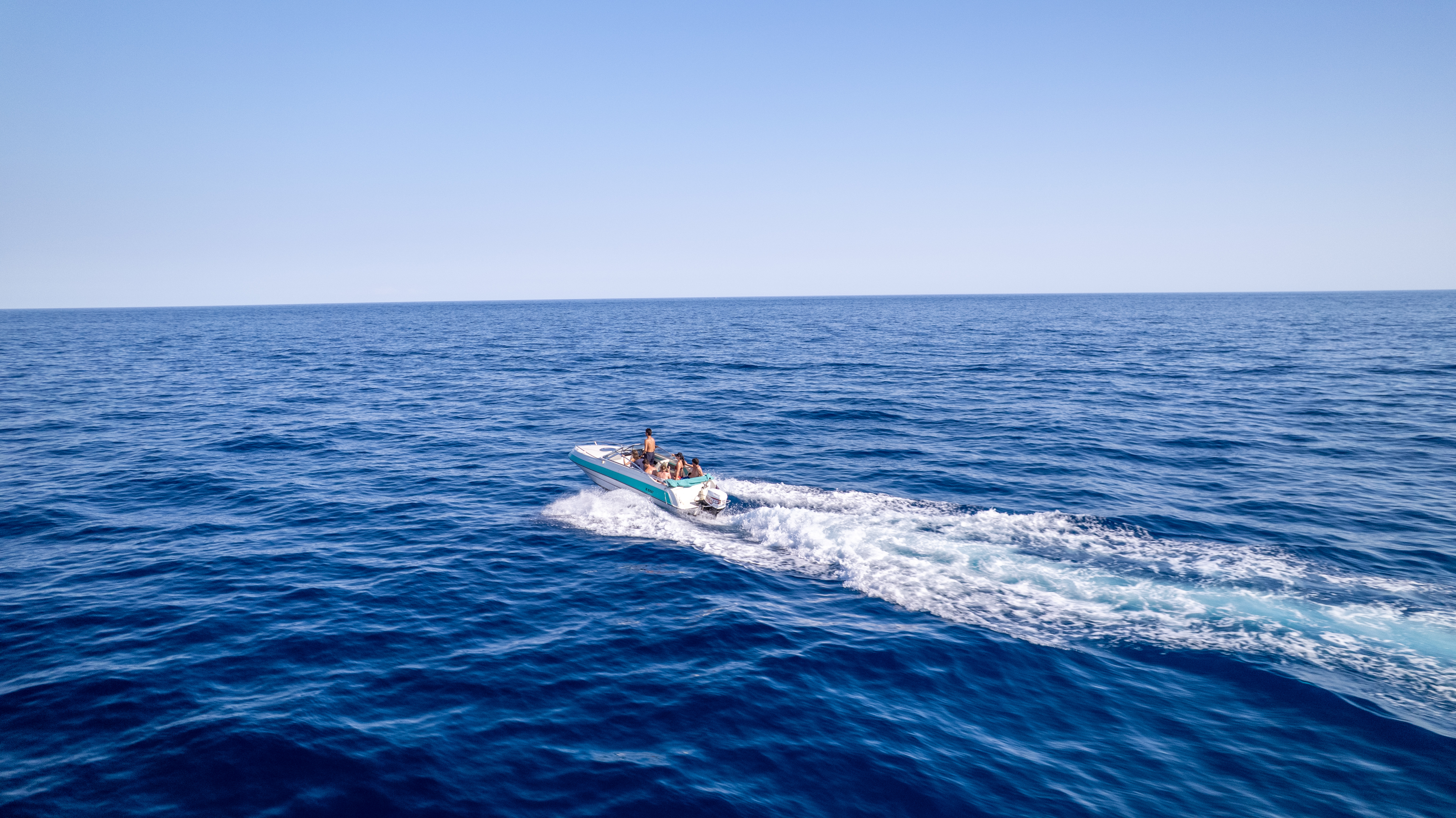 Bateau en mer et son sillage vus depuis les airs