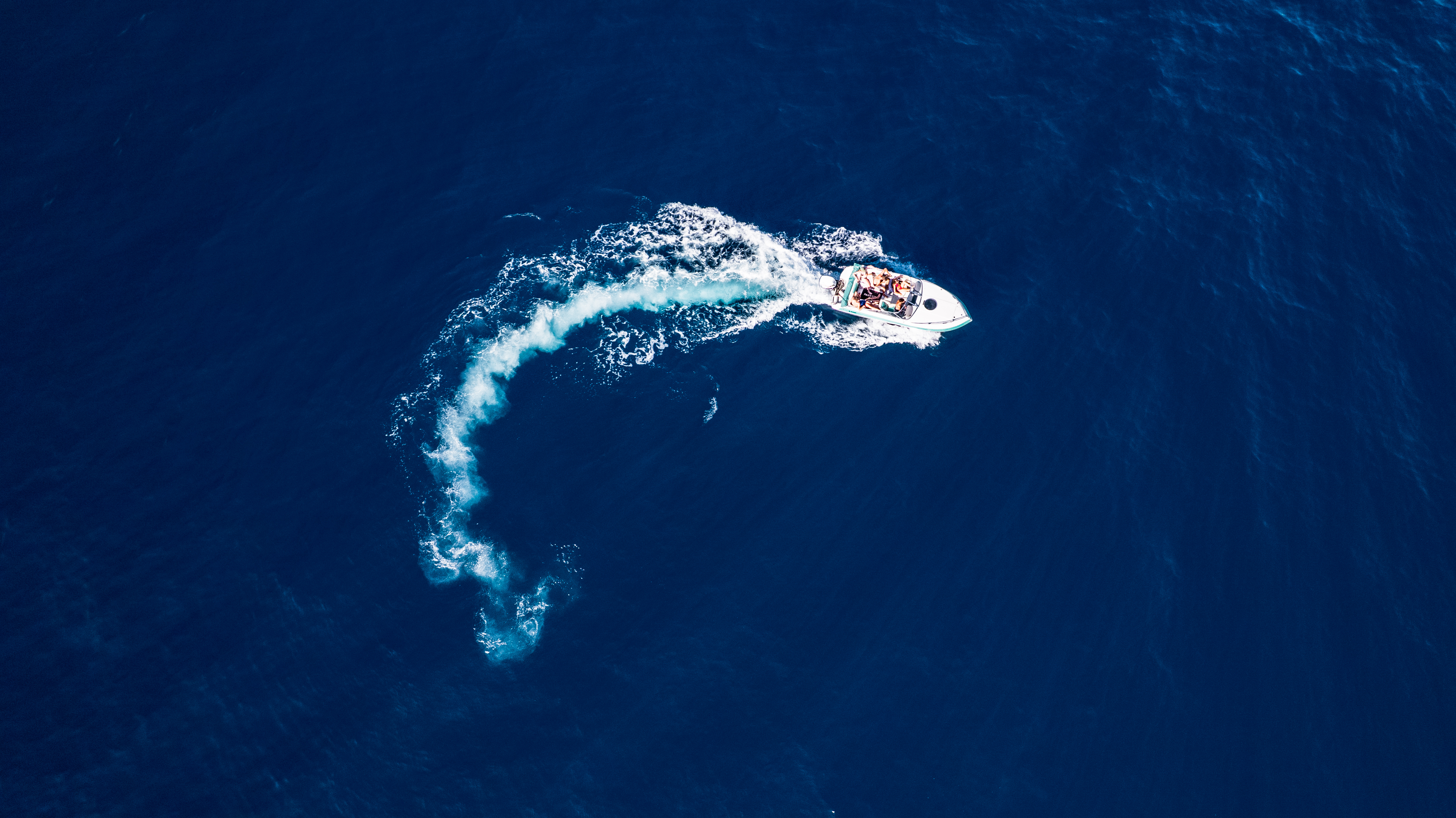 Bateau dessinant une courbe dans la mer, vue du dessus