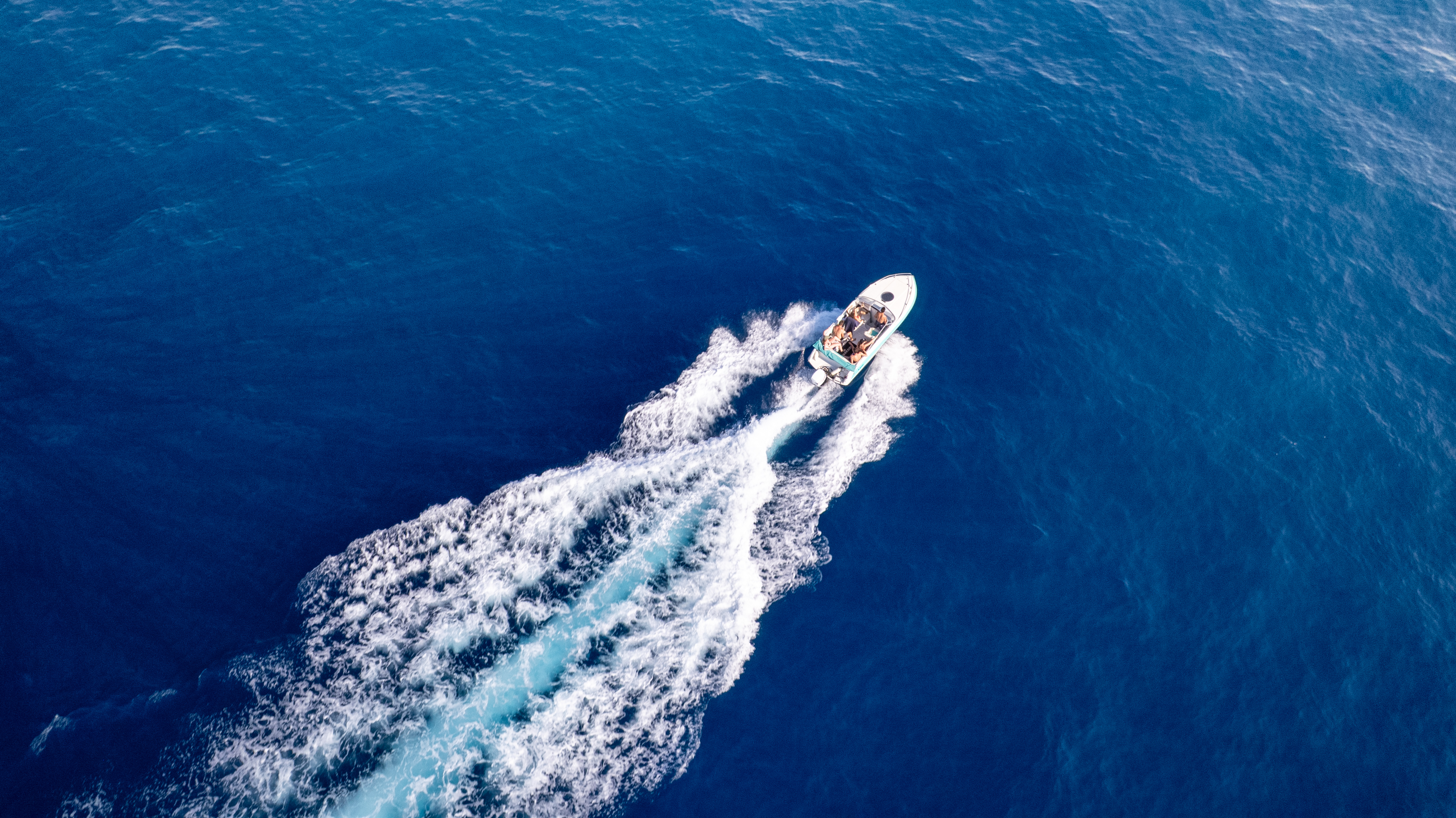 Bateau et sillage blanc, vue plongeante