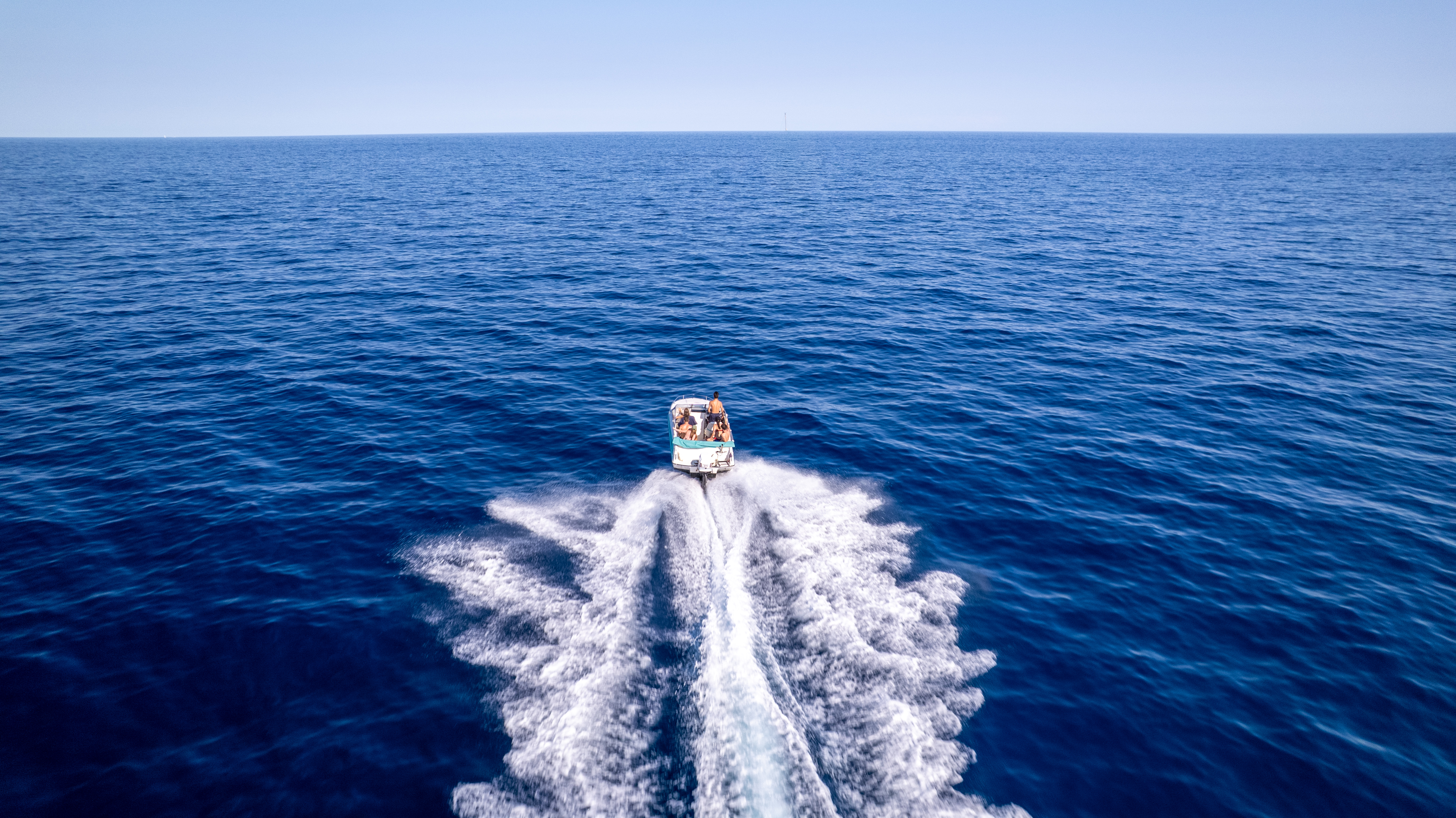 Bateau s’éloignant vers l’horizon