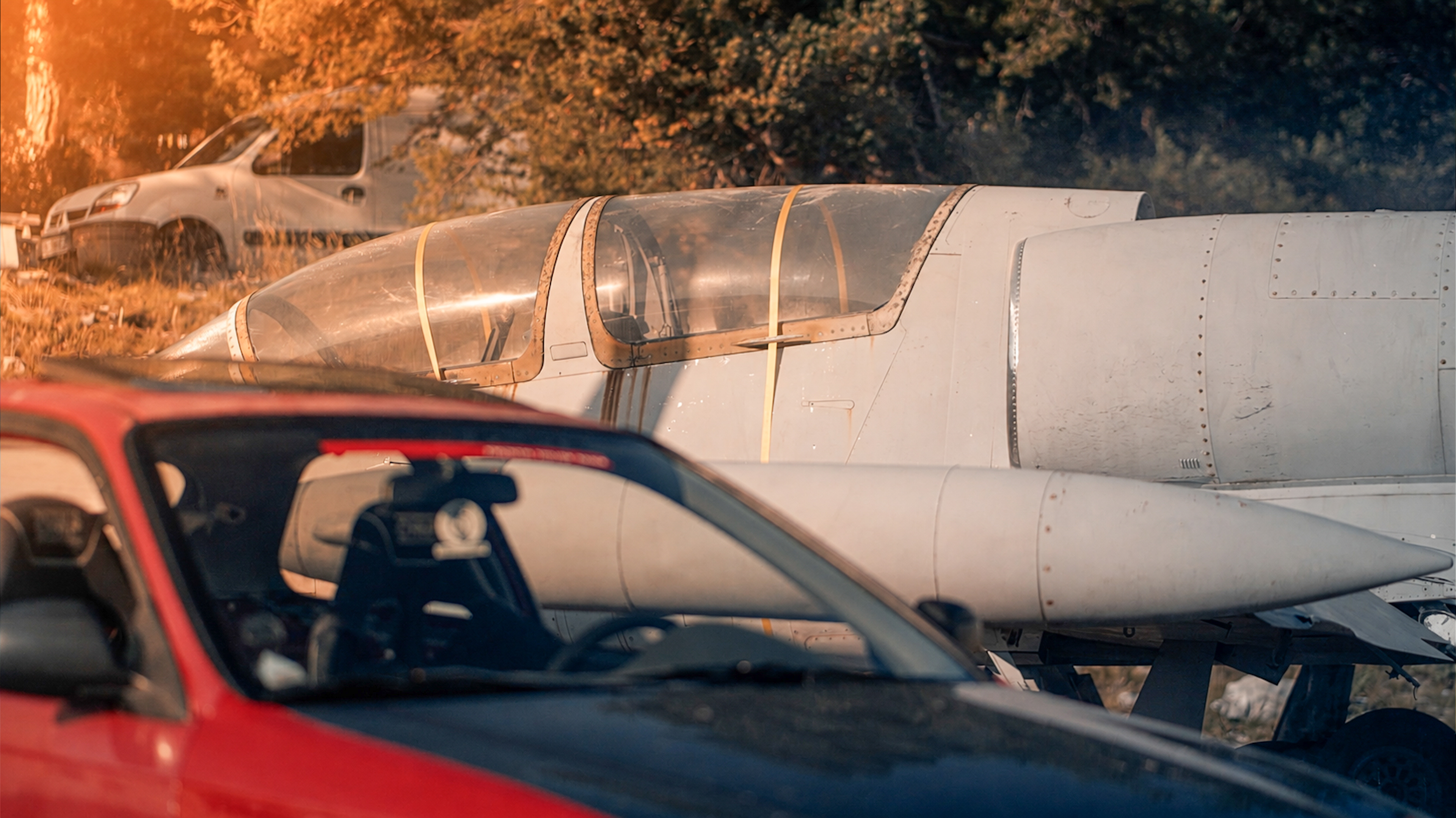 Habitacle de la Honda rouge et cockpit d’avion