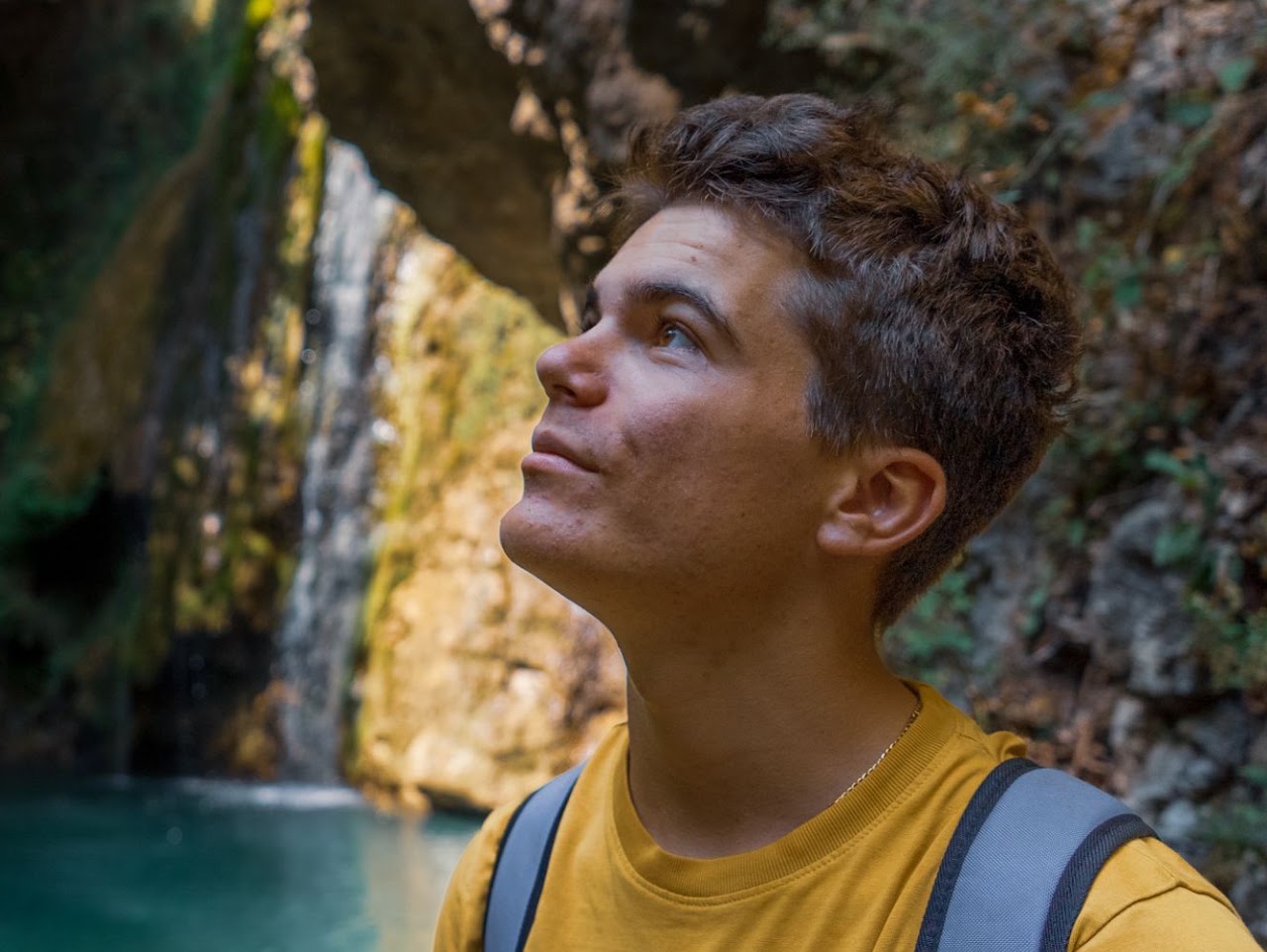 Mathis, créateur de Zwazo Media, devant une cascade